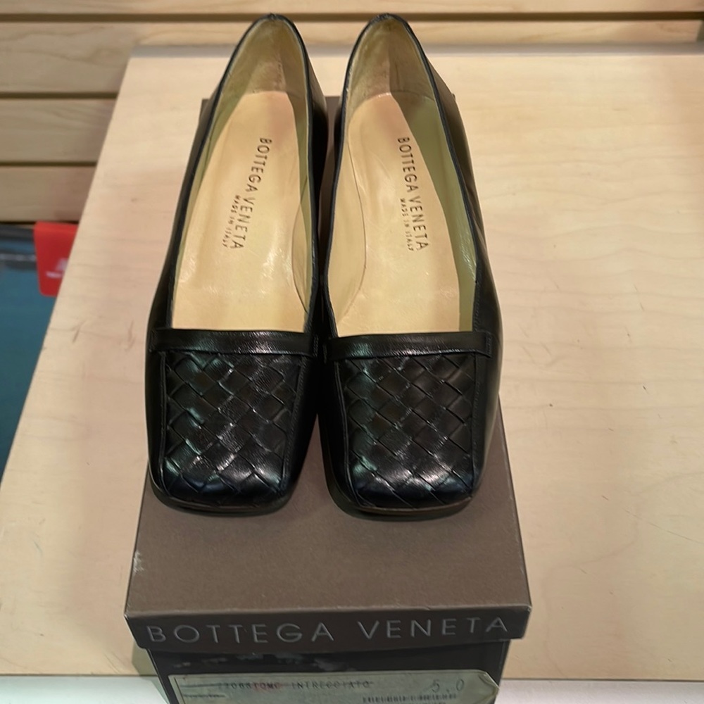 Women’s Bottega Veneta Black Intrecciato Leather Pumps Size 5M
